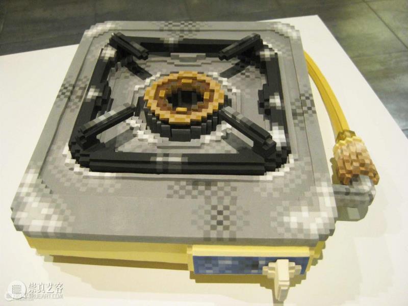 像素化,在如今数字化社会已不是什么新颖的艺术形式,它被应用在各种屏幕艺术形式中,从游戏、动画、电影等