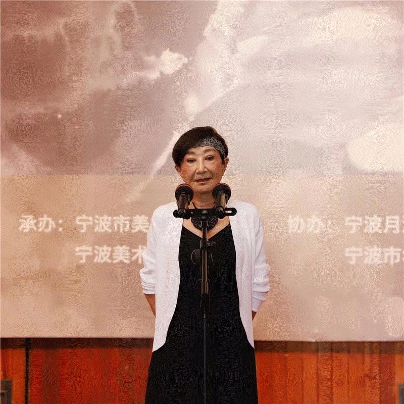 画家虞兰因致辞,旅美画家虞兰因首次回乡举办画展，50件新水墨作品今起亮相宁波美术馆,虞兰因,水墨,宁波美术馆,副主席,开幕式,宁波市文联,副主任,主任,宁波,宁波市人大常委会