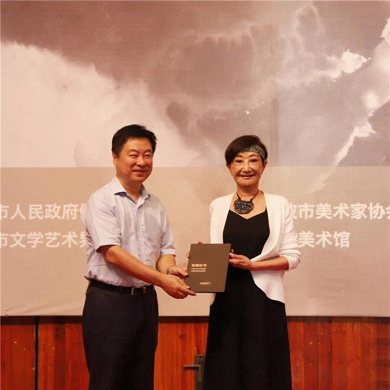 宁波市文联党组书记、副主席王晓勇向虞兰因颁发收藏证书,旅美画家虞兰因首次回乡举办画展，50件新水墨作品今起亮相宁波美术馆,虞兰因,水墨,宁波美术馆,副主席,开幕式,宁波市文联,副主任,主任,宁波,宁波市人大常委会