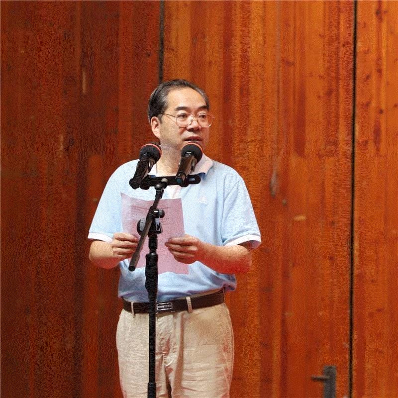 宁波市文联副主席、宁波美术馆馆长韩利诚主持开幕式,旅美画家虞兰因首次回乡举办画展，50件新水墨作品今起亮相宁波美术馆,虞兰因,水墨,宁波美术馆,副主席,开幕式,宁波市文联,副主任,主任,宁波,宁波市人大常委会