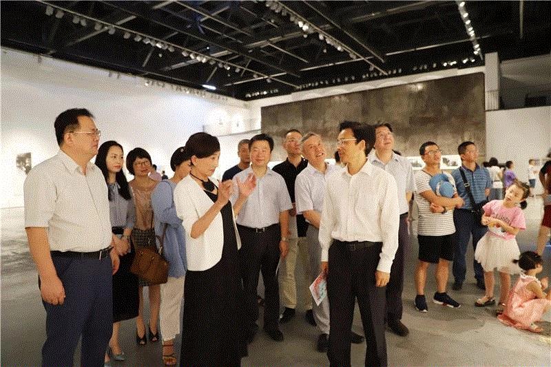 展览现场,旅美画家虞兰因首次回乡举办画展，50件新水墨作品今起亮相宁波美术馆,虞兰因,水墨,宁波美术馆,副主席,开幕式,宁波市文联,副主任,主任,宁波,宁波市人大常委会