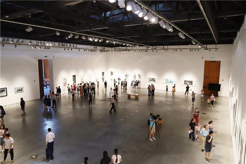 展览现场,旅美画家虞兰因首次回乡举办画展，50件新水墨作品今起亮相宁波美术馆,虞兰因,水墨,宁波美术馆,副主席,开幕式,宁波市文联,副主任,主任,宁波,宁波市人大常委会