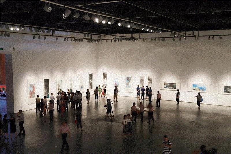 展览现场,旅美画家虞兰因首次回乡举办画展，50件新水墨作品今起亮相宁波美术馆,虞兰因,水墨,宁波美术馆,副主席,开幕式,宁波市文联,副主任,主任,宁波,宁波市人大常委会
