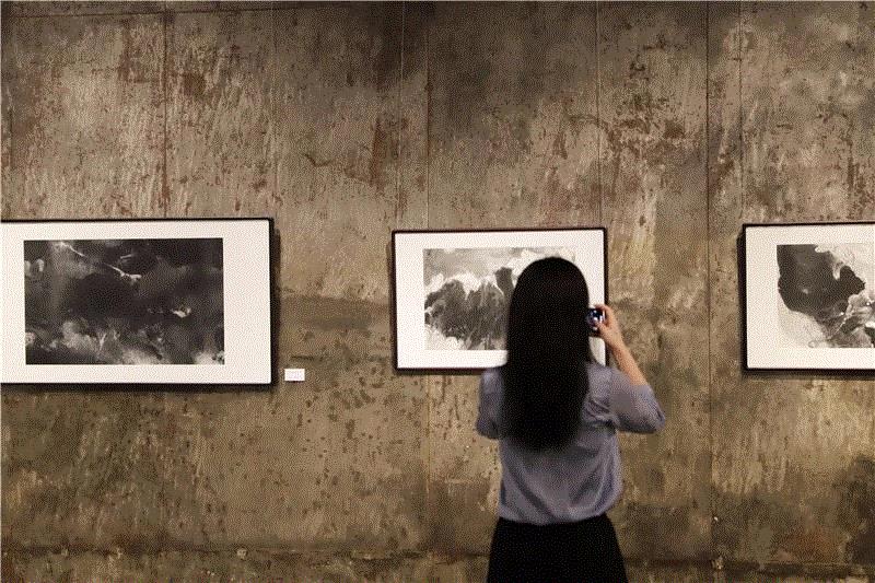 展览现场,旅美画家虞兰因首次回乡举办画展，50件新水墨作品今起亮相宁波美术馆,虞兰因,水墨,宁波美术馆,副主席,开幕式,宁波市文联,副主任,主任,宁波,宁波市人大常委会