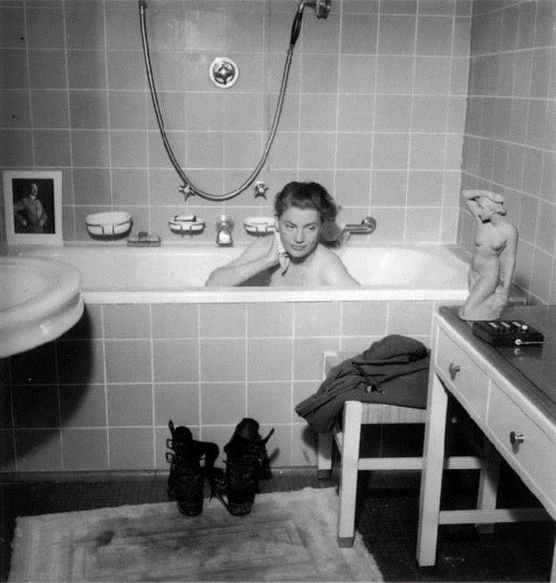 超现实大师曼·雷的助手、名模摄影师，李·米勒。1945年，李·米勒参观位于慕尼黑的希特勒行宫，走进浴