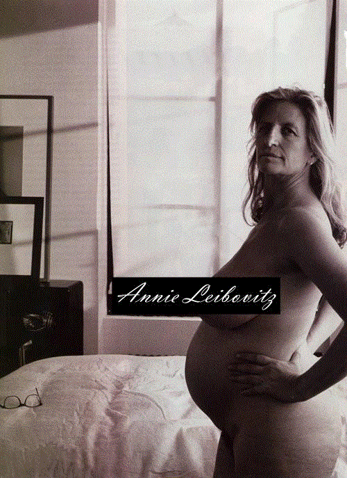 美国人像摄影大师，安妮·莱博维茨。2001年，安妮51岁第一次怀孕，她全裸出镜，帮她按下快门的是她的