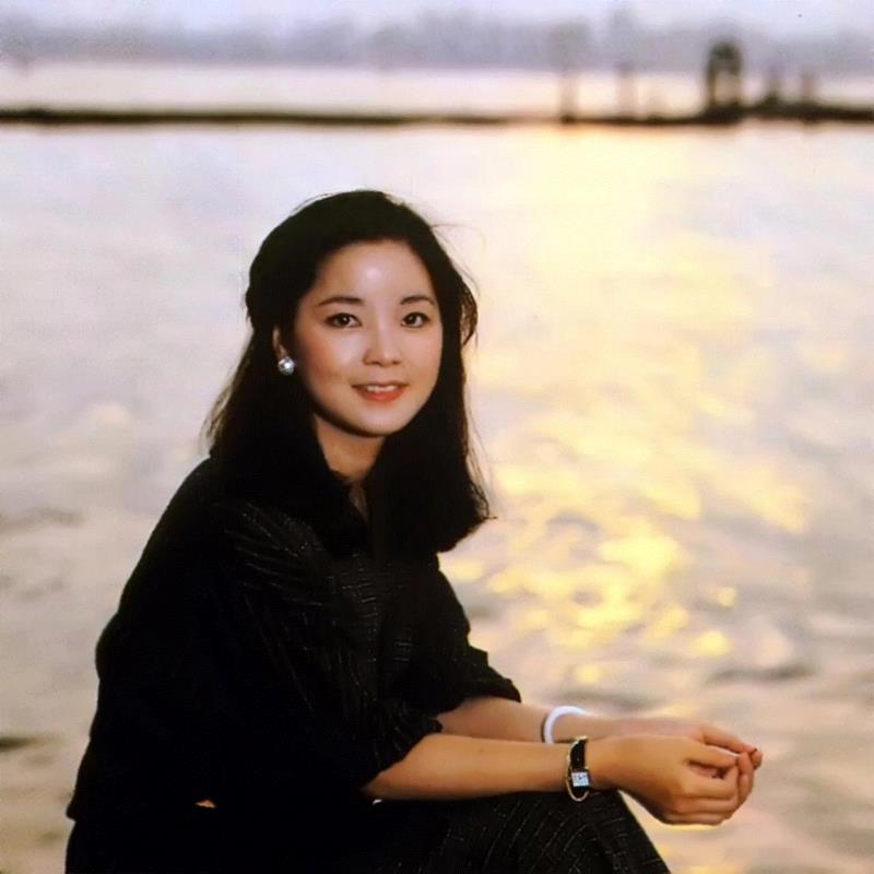 讲述 ▎林青霞与邓丽君的情谊：唯独我知道她还在人间,邓丽君,林青霞,情谊,秦祥林,歌声,电影,回忆,巴黎,电话,学姐