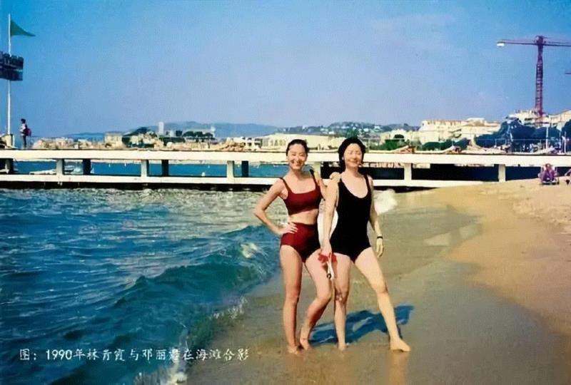 △1990年林青霞与邓丽君在海滩合影,讲述 ▎林青霞与邓丽君的情谊：唯独我知道她还在人间,邓丽君,林青霞,情谊,秦祥林,歌声,电影,回忆,巴黎,电话,学姐