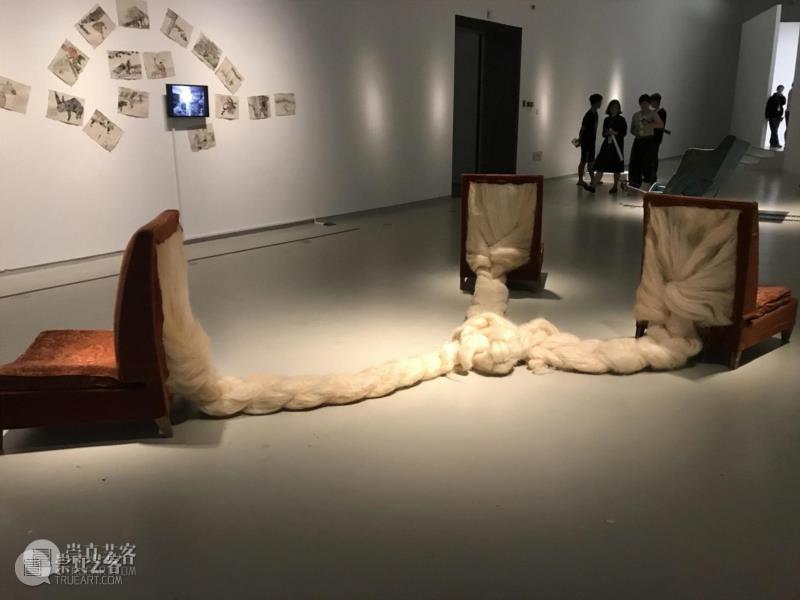 《三个沙发》,PSA《她：妮基·圣法勒和沈远》展览开幕，她的响亮射击与她的质朴映射,女性,沈远,上海当代艺术博物馆,雕塑,装置,圣法勒,妮基,妮基·圣法勒