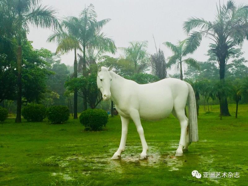 王伟雕塑作品《十月》不锈钢着色 360x110x260cm  2013年,东莞雕塑装置艺术节，让艺术提升城市魅力,雕塑,东莞,装置,艺术节,旗峰山公园,同沙生态公园,东莞市文化馆,张松鹤,莞香,旗峰山艺术博物馆