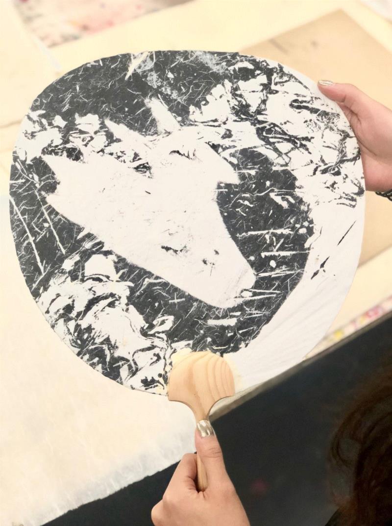 ▲以上照片皆为PSA过往丝网版画活动现场,本周六，来PSA丝网工作坊制作水墨纸扇，让你清凉一夏！,PSA,丝网,水墨,工作坊,纸扇,仇大雄,上海当代艺术博物馆,版画,瑞士,地点