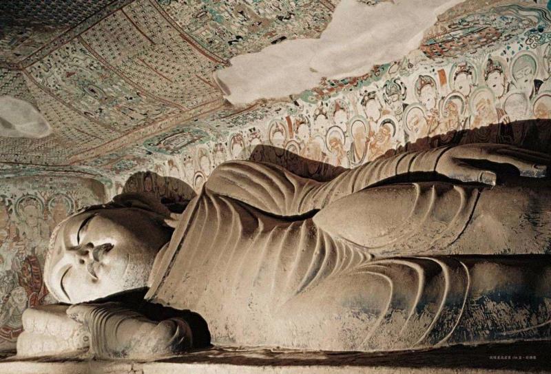 敦煌莫高窟第158窟卧佛像着通肩袈裟,右卧通壁佛床上。左手覆左股,手指疏密有致,右手直伸颜下与枕间累