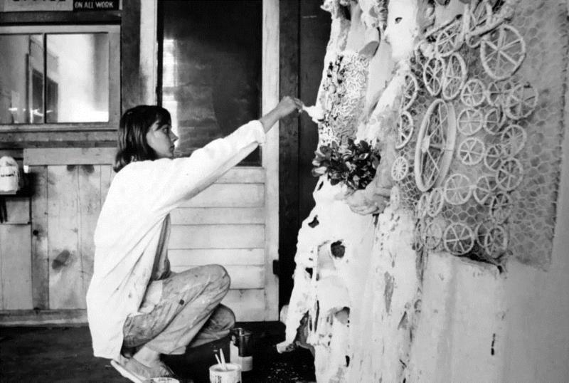 创作中的妮基，1963年,当生活遭遇不公、痛苦……她举起枪，用颜色还以痛击！,颜色,妮基,圣法勒,女性,雕塑,娜娜,法勒,丁格利,法国,沈远