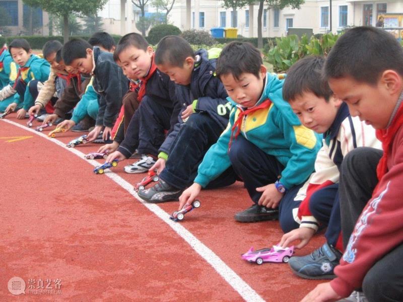 国内某小学在2006年举办四驱车大赛的预备时间，我们可以清晰看到自左往右的第五、第八辆车及其参赛者，