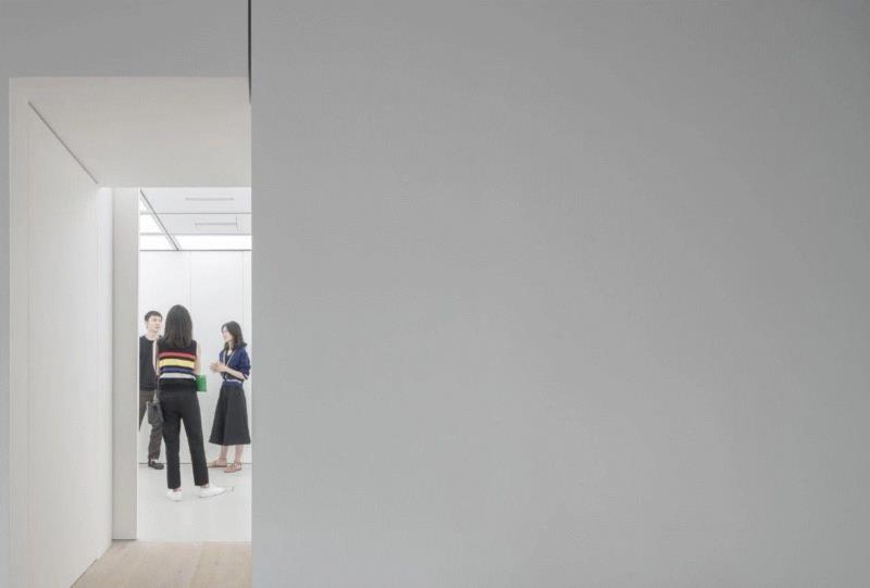 ? 邵峰,上海 FIUFIU 画廊，繁杂街道中的纯白现代艺术 / 万社设计,FIU,街道,纯白,邵峰,展板,布局,万社,邵峰FIU,愚园路,功能区
