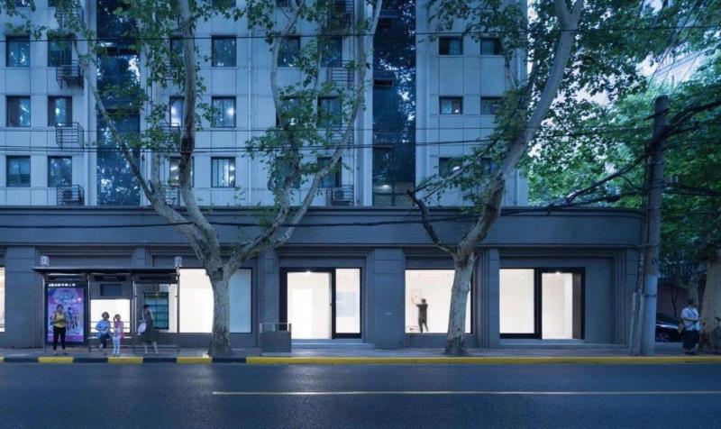 ? 邵峰,上海 FIUFIU 画廊，繁杂街道中的纯白现代艺术 / 万社设计,FIU,街道,纯白,邵峰,展板,布局,万社,邵峰FIU,愚园路,功能区