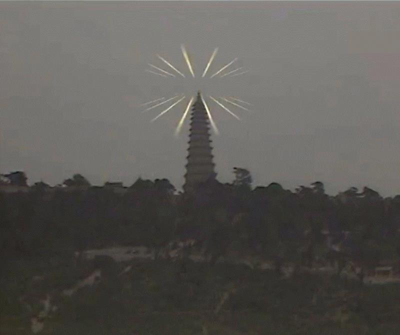 ▲金光塔正在大放金光（PS：金光塔也是著名妖精奔波儿灞和灞波儿奔出场的地方，图片截图自1986版《西