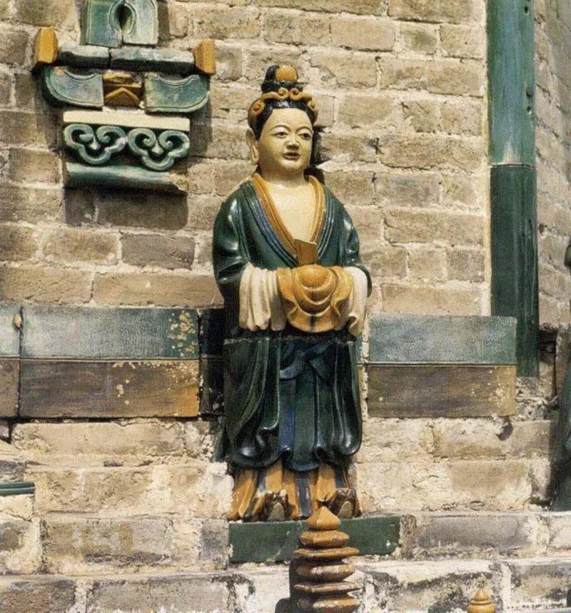 ▲三层东南面胁侍像,唐僧扫过的这座塔，或许是中国最漂亮的琉璃塔,琉璃,唐僧,飞虹塔,广胜寺,金光,洪洞,舍利,元代,壁画,西游记