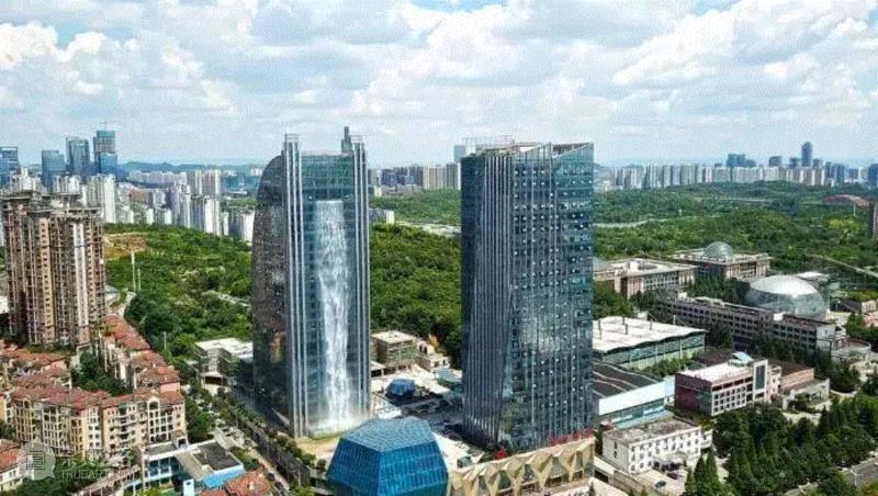 图片来自 贵阳都市报,贵州建造百米‘瀑布大厦’，建筑师你怎么看？,大厦,建筑师,都市报,视频,贵阳都市报,小编,下方,以上,社交,高处