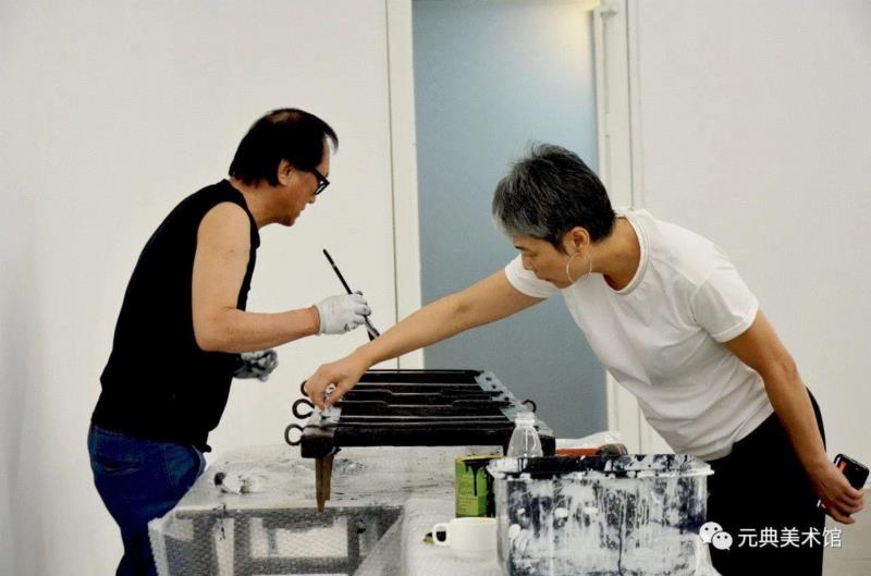 韩国艺术家沈文燮与谷燕馆长在为展览作品调色上漆 2018.7.,断裂的美学,美学,沈文燮,韩国,元典美术馆,杜尚,李禹焕,日本,美术,人物,马塞尔