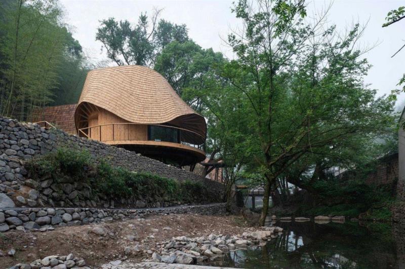 悬挑于溪边的露台. ? 陈颢,余姚树蛙部落木屋 / 度向建筑,木屋,余姚,树蛙,建筑,露台,陈颢,景观,屋檐,树屋,古树