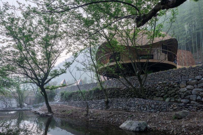 枯水期河道中被观看的角度. ? 陈颢,余姚树蛙部落木屋 / 度向建筑,木屋,余姚,树蛙,建筑,露台,陈颢,景观,屋檐,树屋,古树