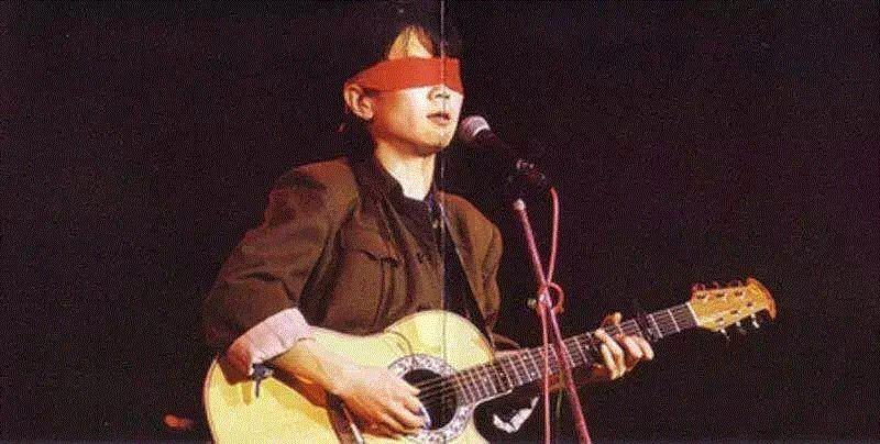 “新时期10年金曲回顾”演唱会在北京举行。虽然崔健的获奖作品是《一无所有》，但他上台唱的却是刚刚创作