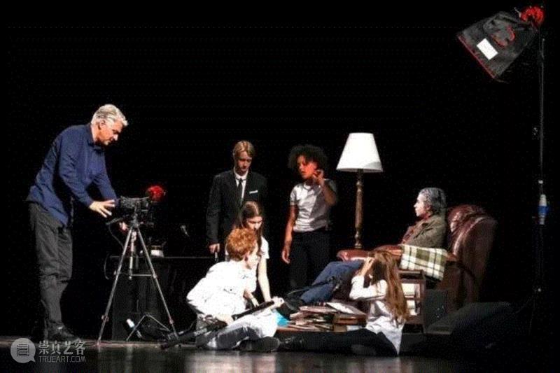 《轻松五章》：纪录剧场如何与现实对话？,纪录,轻松五章,演员,导演,米洛,戏剧,杜特斯,舞台,柏林,戏剧节