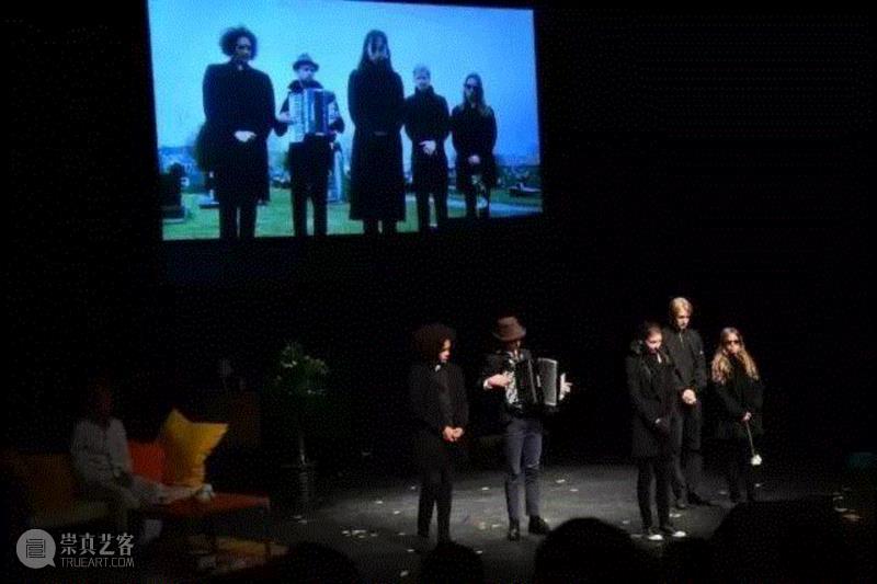 《轻松五章》：纪录剧场如何与现实对话？,纪录,轻松五章,演员,导演,米洛,戏剧,杜特斯,舞台,柏林,戏剧节