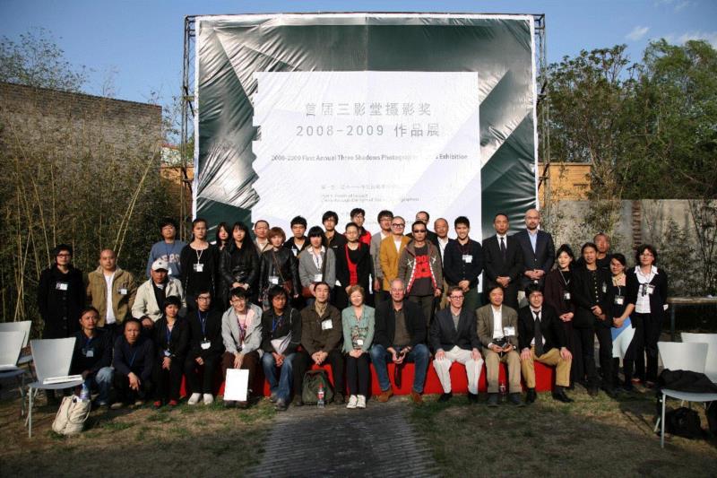 （2008-2009年首届三影堂摄影奖大合影）,寄语 “十方”｜凯伦·史密斯：图像制造的覆变,十方,凯伦·史密斯,摄影师,三影堂摄影奖,暗房,摄影师们,相机,美学,三影堂,材料