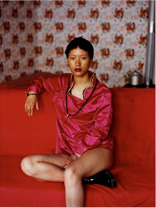 罗洋，《藏族女孩格莱措毛》，出自《女孩》系列，2017 ,寄语 “十方”｜凯伦·史密斯：图像制造的覆变,十方,凯伦·史密斯,摄影师,三影堂摄影奖,暗房,摄影师们,相机,美学,三影堂,材料