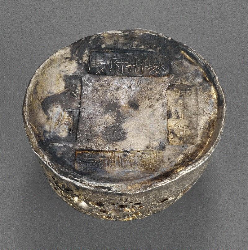 Lot 2094 清代四川“四十六年 八月 夔州府叚 银匠胡英”四戳十两圆锭,诚轩18春·钱币 | 苛捐杂税五花八门：川锭选萃