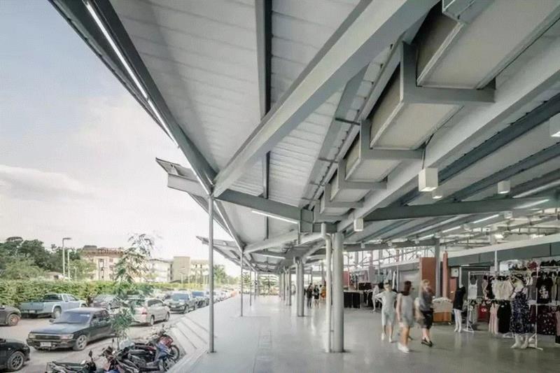 ? Chaovarith Poonphol,泰国乡村市集扩建 / AOM