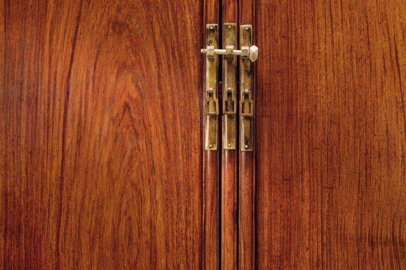 【嘉德春拍】专场荟萃|《清隽明朗——明清古典家具精品》,嘉德,清隽明朗——明清古典家具精品,黄花梨,家具,束腰,纹理,抽屉,靠背,黄花梨制,正面