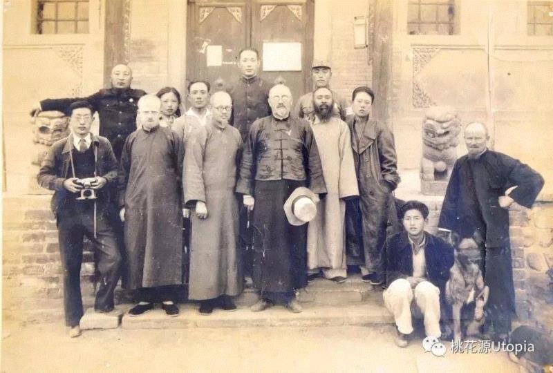 1941年秋张大千与甘肃士绅合影,展览 | 五百年来一大千——张大千文献展,张大千,文献展,文献,大千,书画,台北,浙江大学出版社,四川张大千研究中心,罗伦建,毕加索