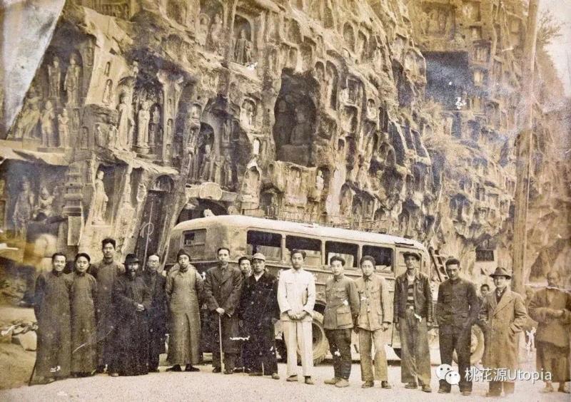 1943年秋张大千在广元千佛崖与友人合影,展览 | 五百年来一大千——张大千文献展,张大千,文献展,文献,大千,书画,台北,浙江大学出版社,四川张大千研究中心,罗伦建,毕加索