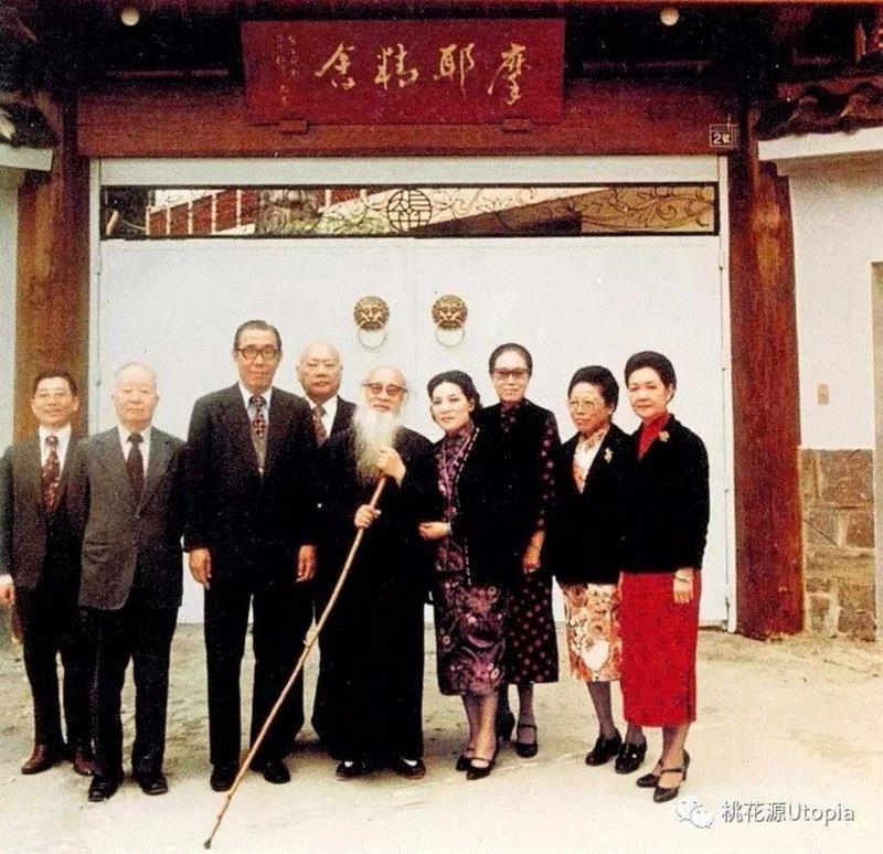 张大千、徐雯波夫妇与友人摄于台北摩耶精舍,展览 | 五百年来一大千——张大千文献展,张大千,文献展,文献,大千,书画,台北,浙江大学出版社,四川张大千研究中心,罗伦建,毕加索