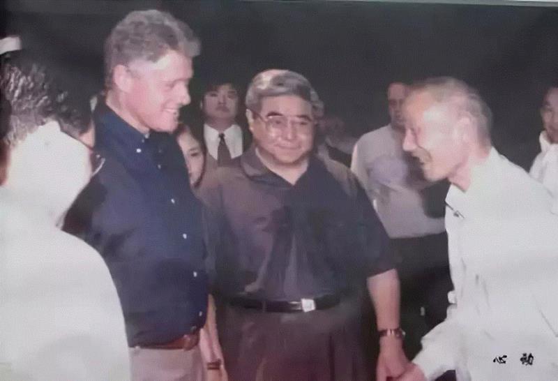 1998年，时任美国总统的克林顿来访时，,他是兵马俑的“发现”者，但人们对他一无所知，直到他去世,兵马俑,赵康民,第一人,秦兵马俑,武士俑,村民,蔺安稳,杨志发,考古学家,发现者