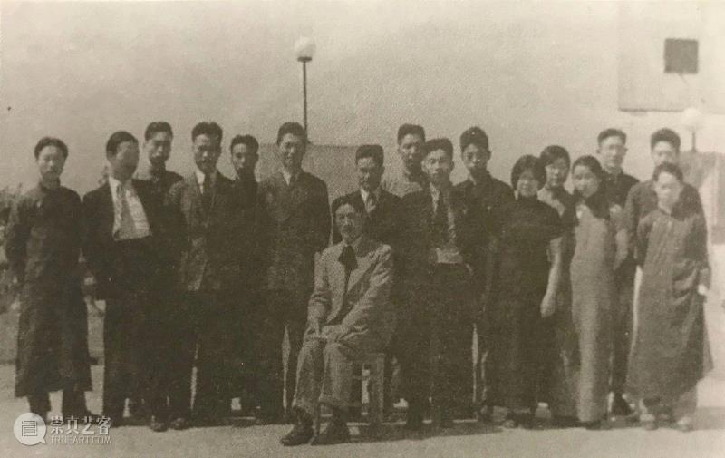 1936年5月16日，徐悲鸿与中央大学艺术系绘画班师生摄于中大浣花屋顶,【保利春拍重磅推介】徐悲鸿纪念馆藏《群奔》姊妹篇——徐悲鸿画马鉅製《天马六骏》,徐悲鸿,天马六骏,徐悲鸿纪念馆,保利,群奔,姊妹篇,马鉅製,天马徕,悲鸿,王振宇