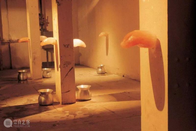 沈远，《白费口舌》（Perdre sa salive&nbsp;），1994，装置：冰、刀，尺寸可变