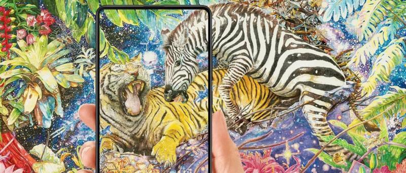 《秘密花园》：画面花丛中老虎被斑马压在身下，常识中认为的强大动物反而被草食性动物翻过来扑袭，小米颠覆