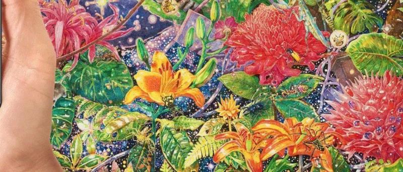 《秘密花园》：画面花丛中老虎被斑马压在身下，常识中认为的强大动物反而被草食性动物翻过来扑袭，小米颠覆