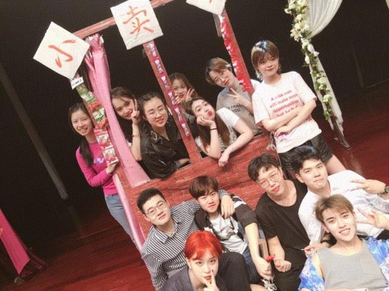第十五届大话节决赛作品 | 上海立信会计金融学院  白乌鸦话剧团《三手烟》,大话节,上海立信会计金融学院,白乌鸦话剧团,三手烟,话剧,大学生,剧目,戏剧,黑衣人,张奇