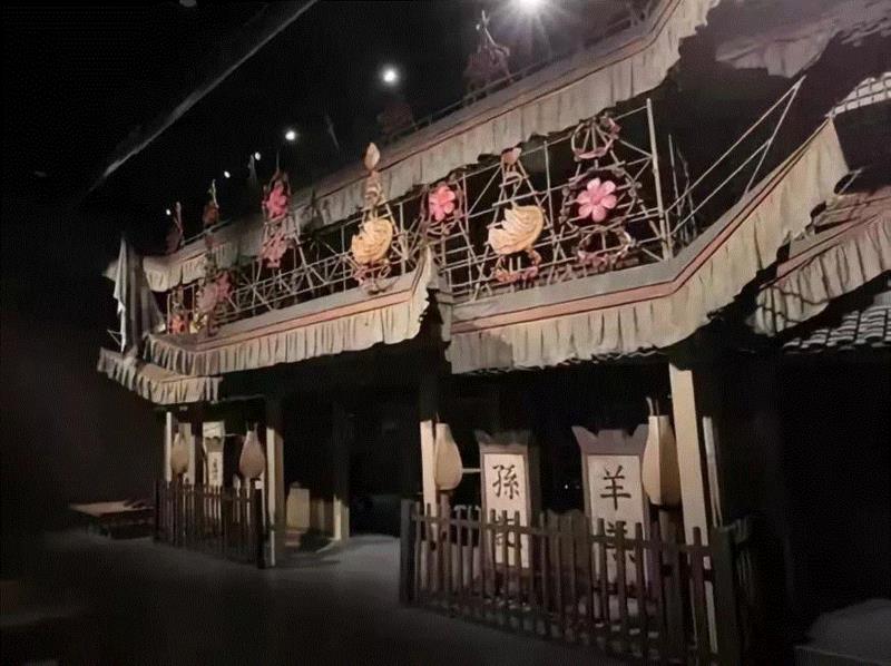 孙羊店是《清明上河图》长卷中最华丽的建筑，是一家“正店”,《清明上河图3.0》高科技互动艺术展，鸿合联手NEC 助力,上河图,NEC,鸿合,高科技,艺术展,长卷,投影机,影像,虹桥,球幕