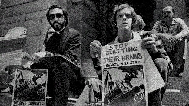 示威者们支持1977年法案，警告患者电痉挛疗法有风险。图源：Getty Images,电击疗法被污名化了吗？,电击疗法,电痉挛疗法,患者,医生,抑郁症,疗法,图源,电流,症状,电影