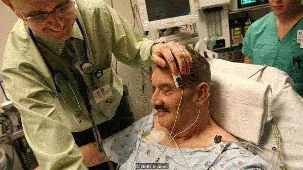 2008年，在北卡罗莱纳州UNC医院（北卡罗莱纳州大学医院），一名重度抑郁症患者准备接受电痉挛疗法治