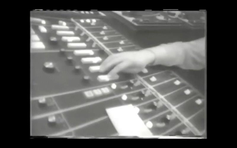 Max Neuhaus, ?Radio Net?, 录制现场 视频截图, 1977,声音装置的鼻祖马克斯·纽豪斯《Three to One》 | documenta 9,装置,鼻祖,马克斯·纽豪斯,documenta,纽豪斯,楼梯,卡塞尔文献展,房间,建筑,声学