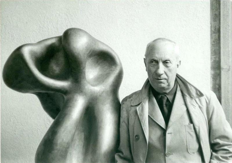 ▲ 汉斯·阿尔普（Hans Arp）1954年于威尼斯双年展。? 阿尔普基金会，柏林 / 