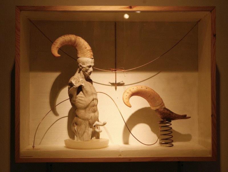 《进化实验室》,石膏、羊角、铁、铜、石蜡、昆虫标本、陶瓷,85x65x25cm,2014,【个案卷宗】朱玺2017调查报告 三