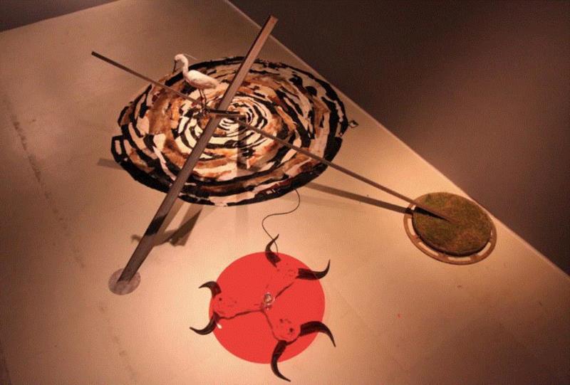《伤痕》,牦牛头骨、皮毛、标本、草、压克力、玻璃、青蛙骨骼、喇叭、功放、铁,尺寸可变,2014,【个案卷宗】朱玺2017调查报告 三